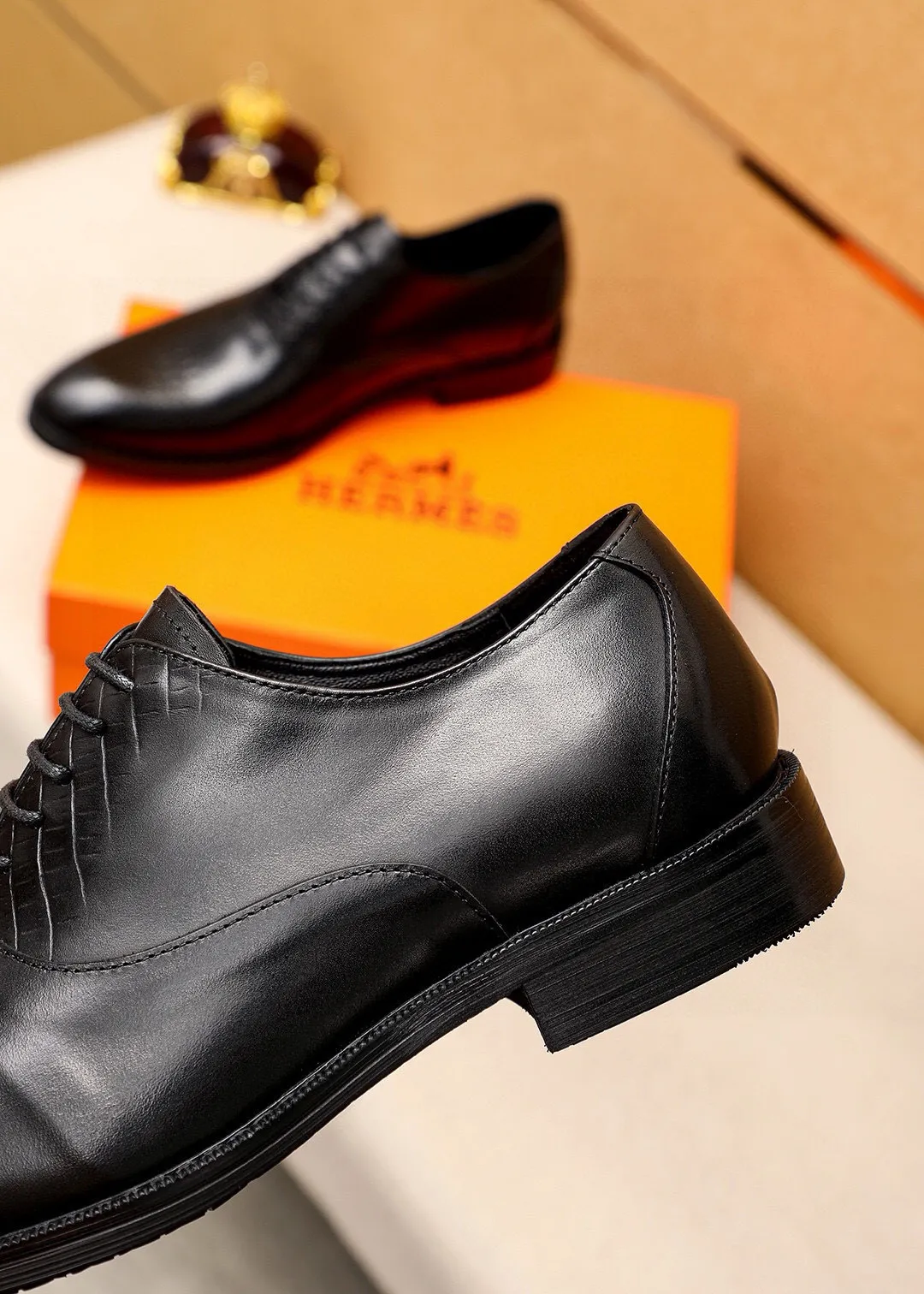 Men's shoes 💰460 💐 Product trademark: HERMES "Hermès" business leather shoes Regular size: 38-44 (45🉑️customized) Product materials: Selected imported first-layer calfskin upper, imported water-dyed 🐂 cowhide lining. Strong three-dimensional visual effect, non-slip and wear-resistant combination outsole Color: 2⃣️colors available